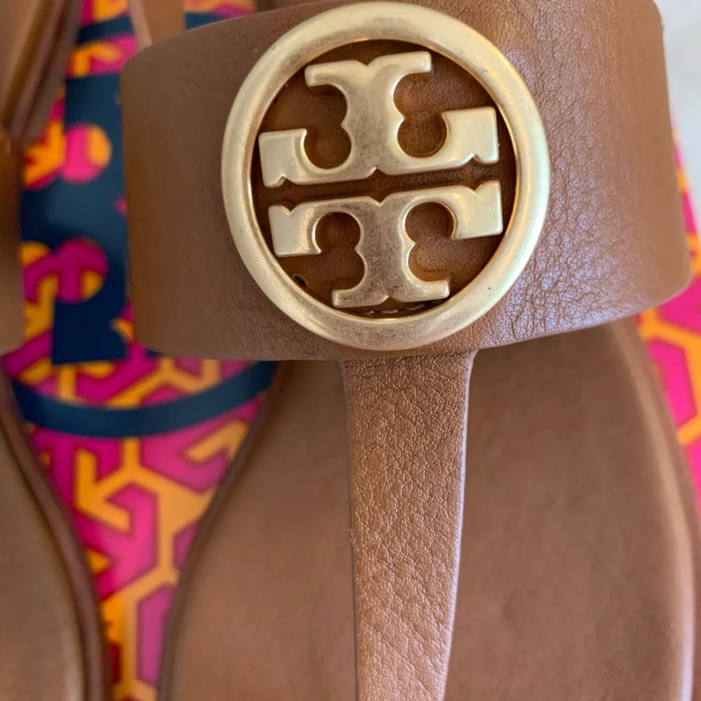 Tory Burch Benton Flat Thong Sandals in Royal Tan and Rolled Brass. Size 6.5. - Picture 3 of 9